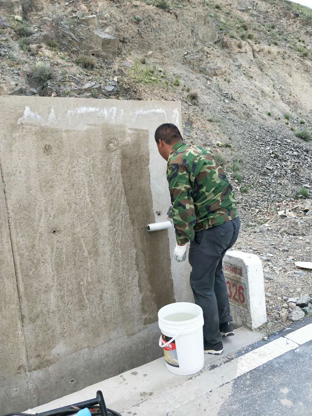 G214國道擋土墻混凝土表面增強劑加固